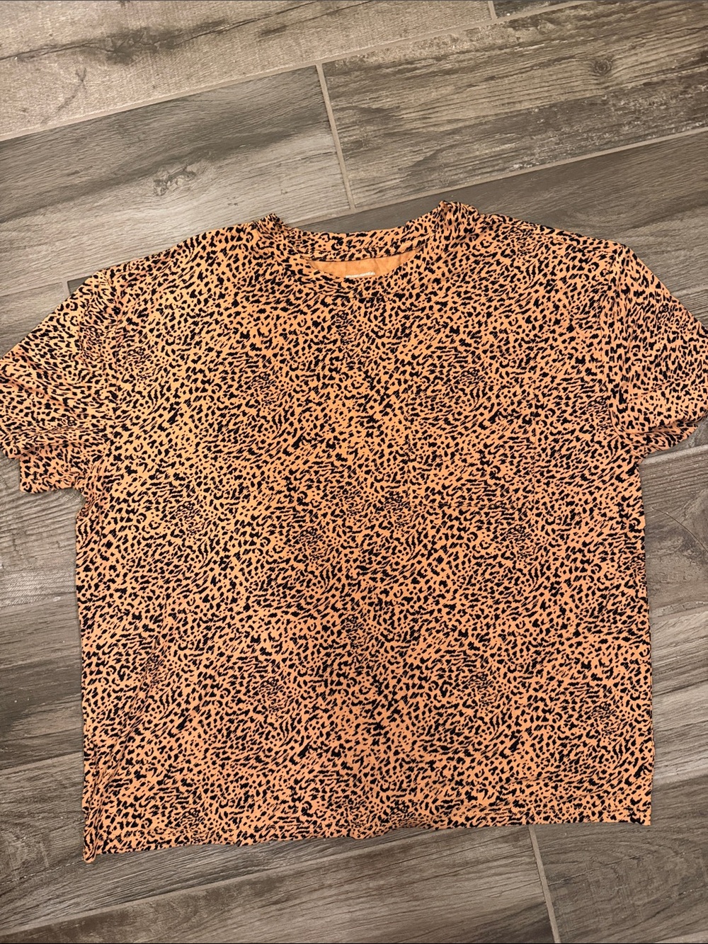 Amazon Essentials Men's Short-Sleeve Leopard Print Tee - Orange/Black